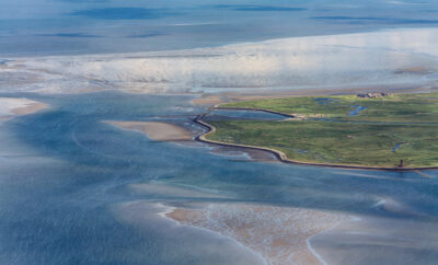 Hallig Langeneß, Luftbild vom Schleswig-Holsteinischen Nationalpark Wattenmeer