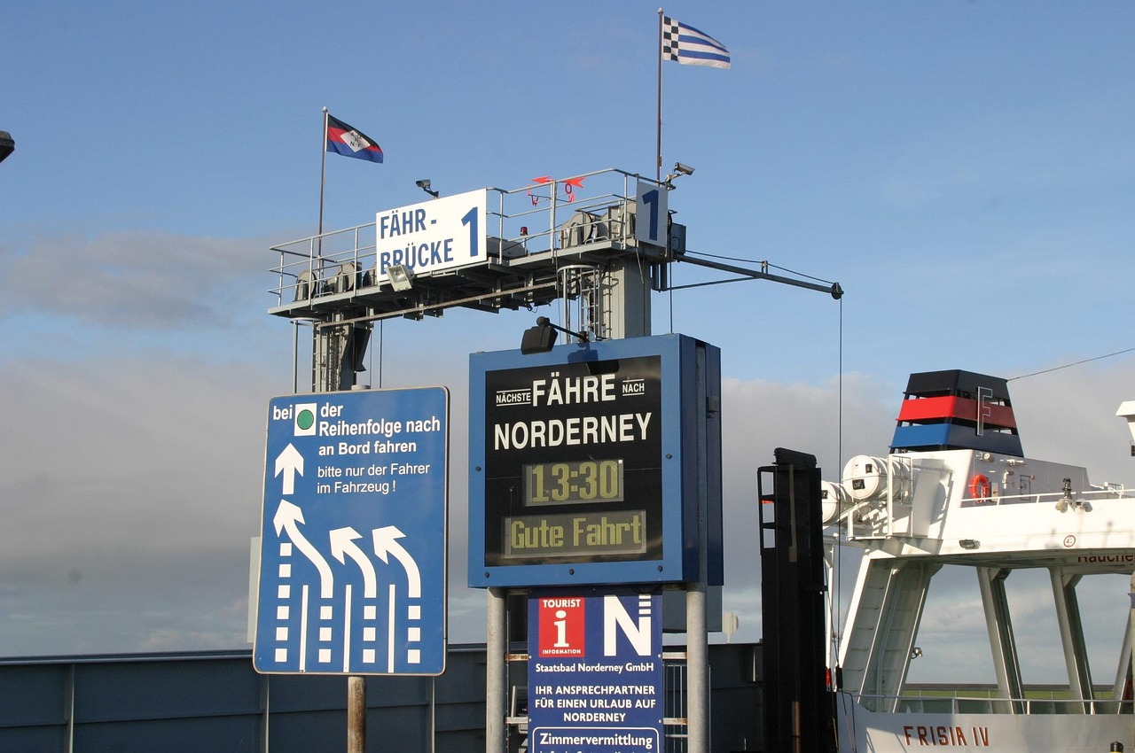 Fähranleger in Norddeich-Mole mit Anzeige der Fähre nach Norderney